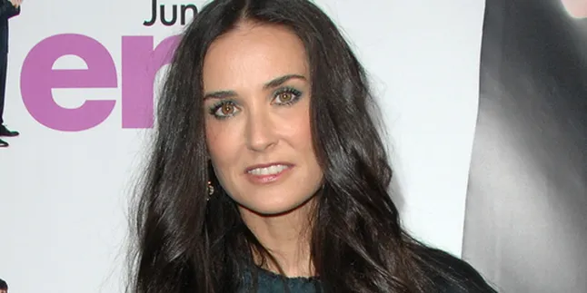 Emosi, Demi Moore Serang Fotografer!