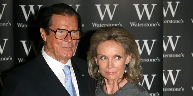 Roger Moore Tak Suka Daniel Craig