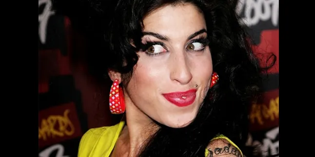 Ibu Amy Winehouse Kabur Mendengar Lagu Putrinya?