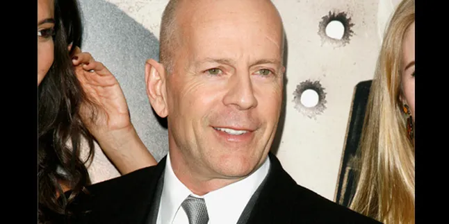 Dicari Orang Yang Mau Jadi Anak Bruce Willis!