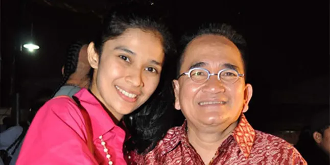 Ruhut Sitompul Pamer Istri Baru Ruhut Sitompul Pamer Istri Baru