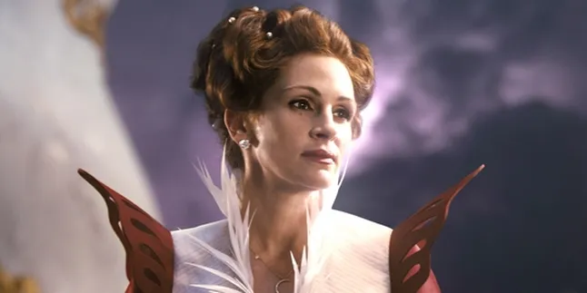 'MIRROR MIRROR', Snow White Versi Julia Roberts 'MIRROR MIRROR', Snow White Versi Julia Roberts