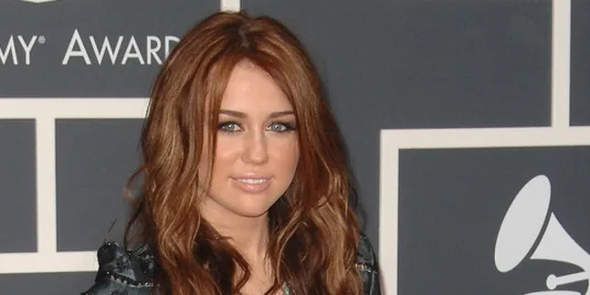 Miley Cyrus Check In di 'HOTEL TRANSYLVANIA' Miley Cyrus Check In di 'HOTEL TRANSYLVANIA'