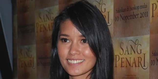 Titi Sjuman Gabungkan Nyanyi dan Bermain Drum