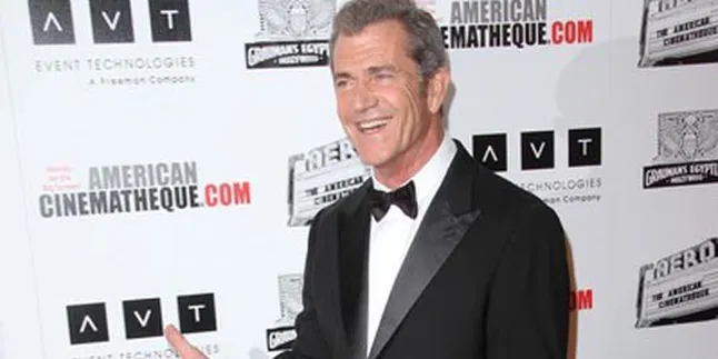 Mel Gibson Ketahuan Cium Cewek