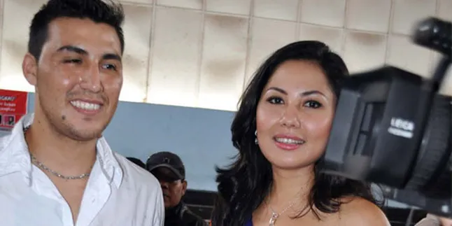 Menikah 11-11-11, Emma Waroka Sangkal Ikuti Tren