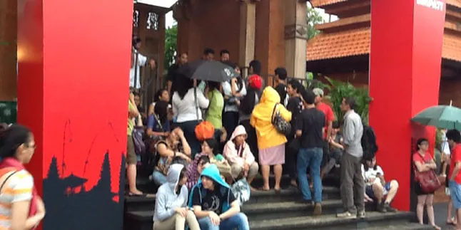 Hujan, Penonton Konser Jason Mraz Buru Jas Hujan Hujan, Penonton Konser Jason Mraz Buru Jas Hujan