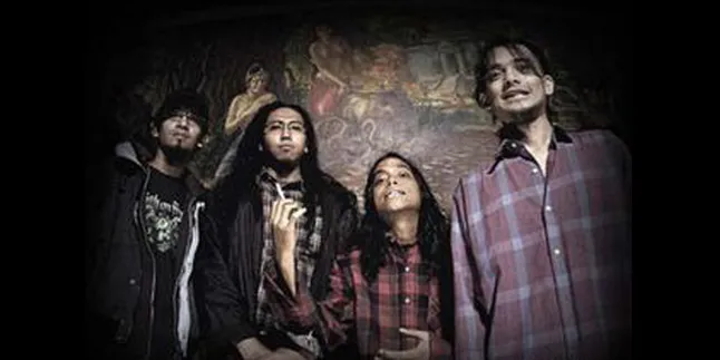 Komunal Dedikasikan 'GEMURUH PERTIWI' ke God Bless