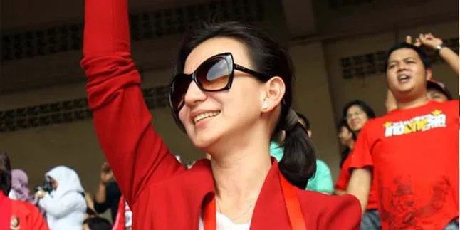 Wanda Hamidah Ajak Anak Nonton SEA GAMES Wanda Hamidah Ajak Anak Nonton SEA GAMES