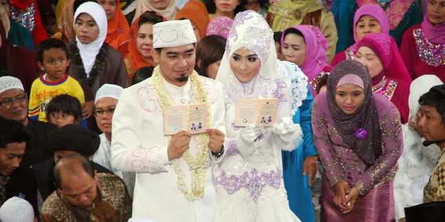 Ustad Solmed Tak Akan Kekang Istri Untuk Berkarir