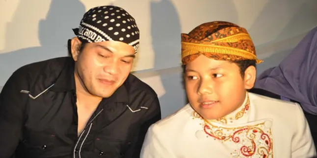 Vicky Irama Bangga Adiknya Jadi Dalang Vicky Irama Bangga Adiknya Jadi Dalang