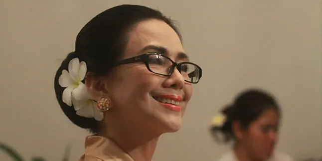 Poppy - Moerdino Komunikasi Lewat Orang Pintar