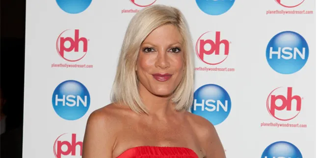 Foto Payudara Tori Spelling Beredar Foto Payudara Tori Spelling Beredar