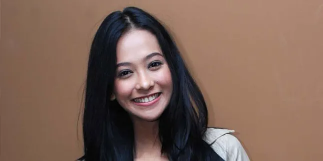 Enggan Nikah Muda, Poppy Bunga Cari Pria Mapan?