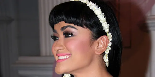 Julia Perez Ziarah ke Makam Suzanna