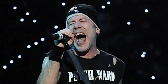 Wah, Vokalis Iron Maiden Pensiun Jadi Pilot