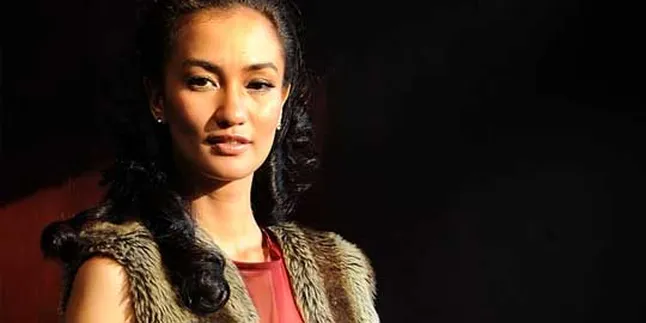 Jadi Sosialita, Atiqah Hasiholan Observasi Sekeliling