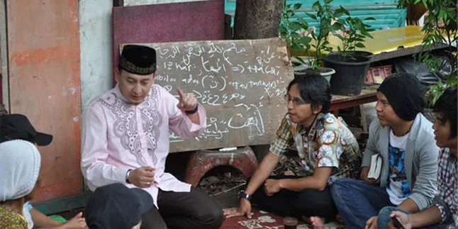 Ustad Zacky 'Ngaji Bareng Wali' di Tempat Pemulung Ustad Zacky 'Ngaji Bareng Wali' di Tempat Pemulung