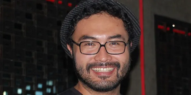 Surya Saputra - Rio Dewanto Ciuman di Depan Pasangan