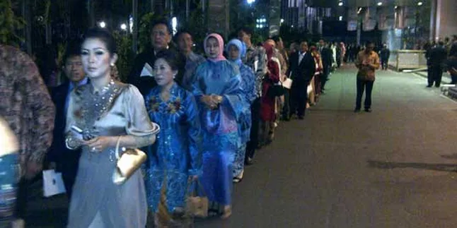 Antre Panjang Tamu di Resepsi Ibas-Aliya