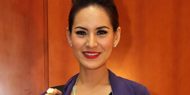 Chantal Della Menangkan Kontes Punggung Seksi!