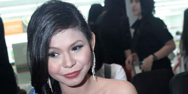 Mardiana Senang Bisa Nyanyi Bareng Ungu Mardiana Senang Bisa Nyanyi Bareng Ungu