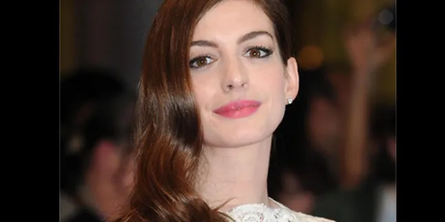 Cincin Tunangan Anne Hathaway Bernilai Rp1,3 M!