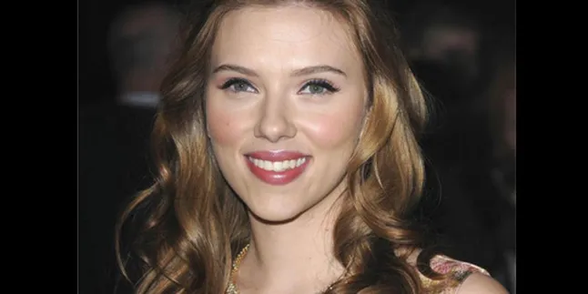 Scarlett Johansson Main di 'LES MISERABLES'?