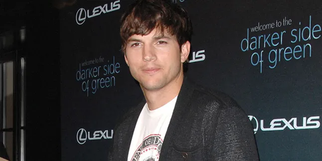 Ashton Kutcher 'Main Cewek' Lagi?