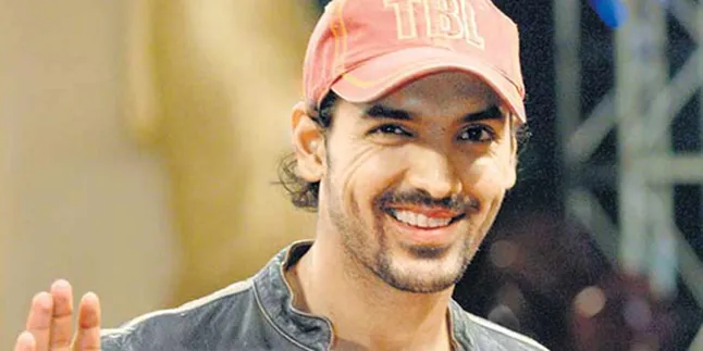 John Abraham Segera Menikah?
