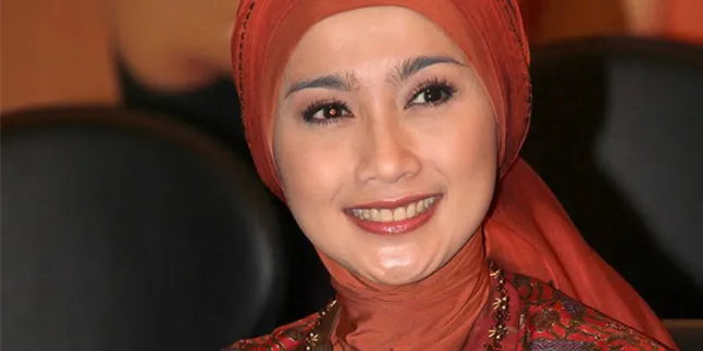 Desy Ratnasari Bebaskan Anak Pakai Tank Top!