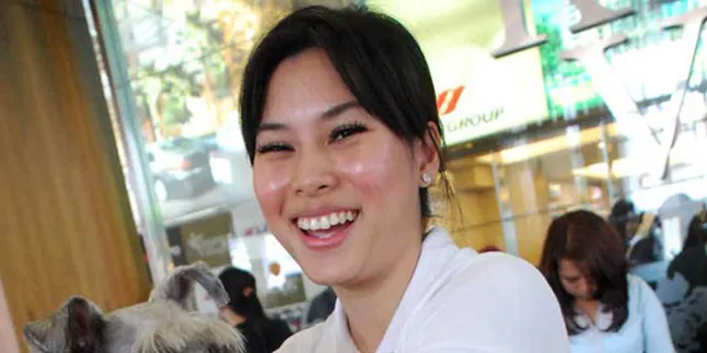 Anya Dwinov Beri Makan Buah Untuk Anjingnya