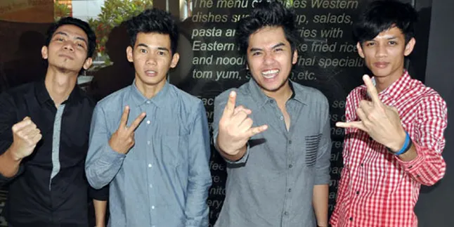 Edwin Cokelat Orbitkan Klaxxon Band Edwin Cokelat Orbitkan Klaxxon Band