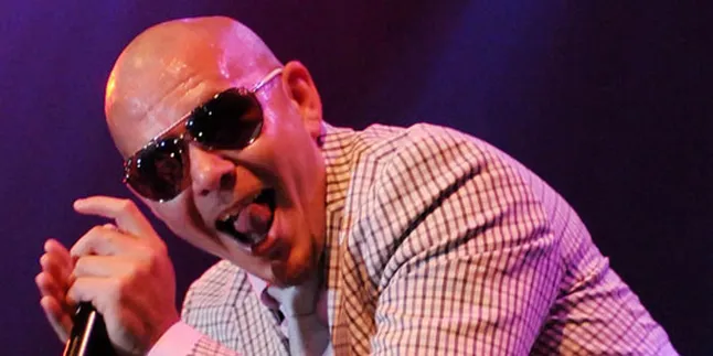 Calo Berebut Penonton di Konser Pitbull