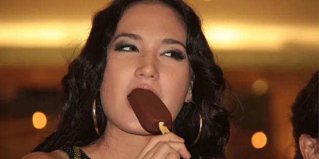 Nadine Chandrawinata: Cokelat Teman Hidup Dari Kecil