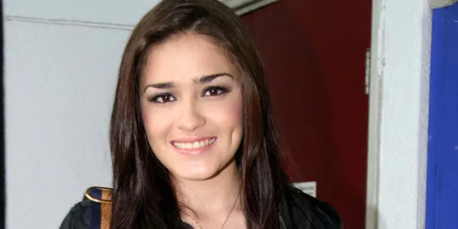 Nyanyi, Yasmine Wildblood Lupakan Sinetron?