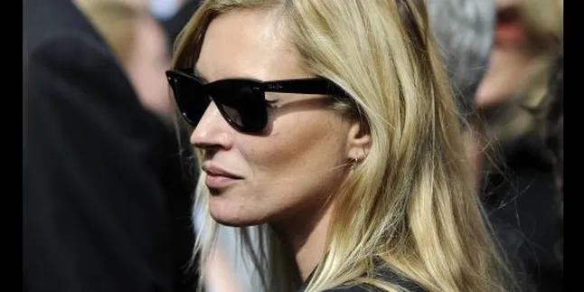 Foto Topless Kate Moss Muncul di Kalender