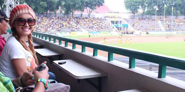 Julia Perez Jadi Supporter Bola di Gresik!