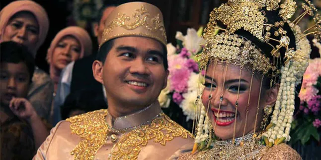 Intan Nuraini Bernyanyi di Resepsi Nindy - Azka