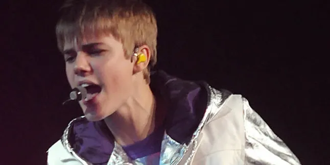 Justin Bieber Ketahuan Gerayangi Selena Gomez! Justin Bieber Ketahuan Gerayangi Selena Gomez!