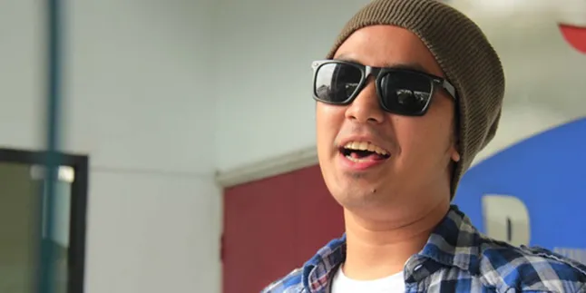 Istri Hamil, Dennis Lyla Bawel dan Mengekang