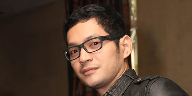 Kostum Nyanyi, Evan Sanders Desain Sendiri