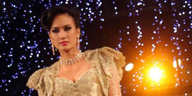 Nadine Chandrawinata Berbalut Batik Indo