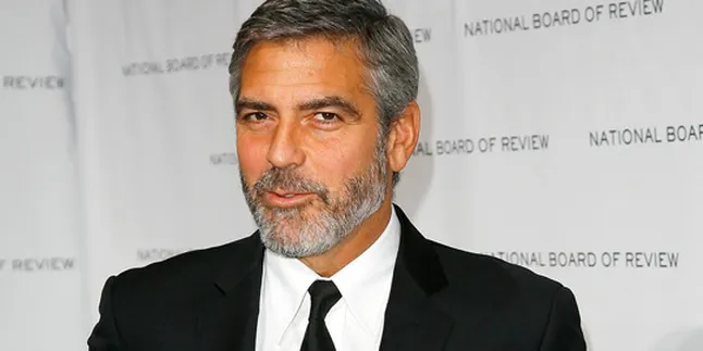 George Clooney Kendalikan Anjing Dengan Pentol Bakso