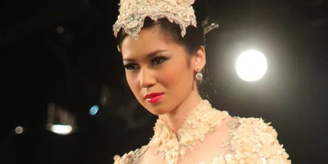 Laura Basuki Usung Baju Nikahnya ke Catwalk