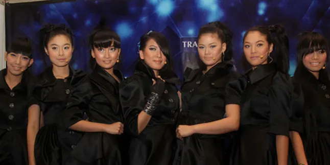 7 Icons Lepas Jaket di Panggung