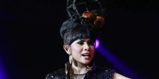 Momo Geisha: Iwan Fals Orangnya Humble