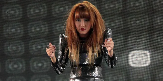 2012: Ayu Ting Ting Bertahan, Norman Kamaru Berawan Gelap 2012: Ayu Ting Ting Bertahan, Norman Kamaru Berawan Gelap