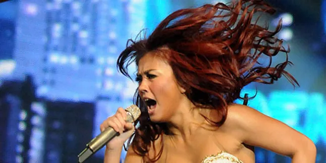 Wow, Twitter Agnes Tembus Dua Juta Followers