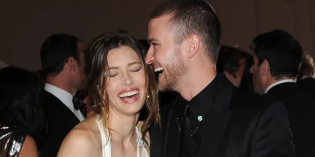 Justin Timberlake - Jessica Biel Sudah Tunangan?